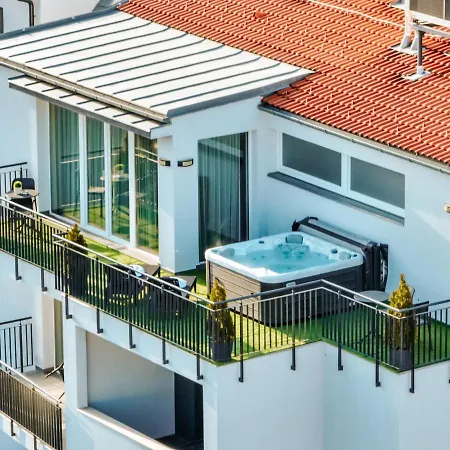 Hotel Auris Private Jacuzzi Apartment 4*